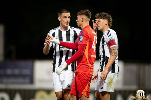 Borna Proleta in Kai Cipot ob vratarju Aljažu Strajnarju. Borna Proleta in Kai Cipot ob vratarju Aljažu Strajnarju.