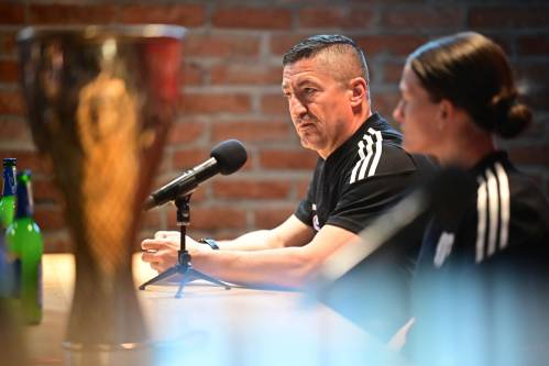 Vladimir Kokol in Špela Kolbl na novinarski konferenci pred finalom ženskega pokala za sezono 2024/25.