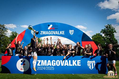 Špela Kolbl je visoko dvignila pokal za naslov državnih prvakinj v sezoni 2024/25. Špela Kolbl je visoko dvignila pokal za naslov državnih prvakinj v sezoni 2024/25.