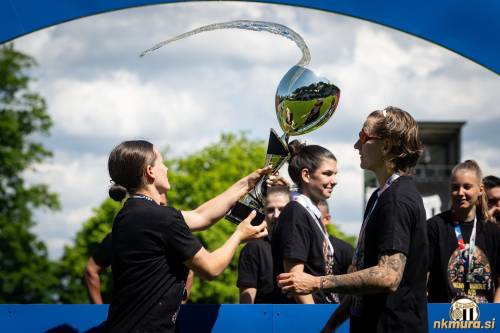 Špela Kolbl in Darya Kravets. Špela Kolbl in Darya Kravets.