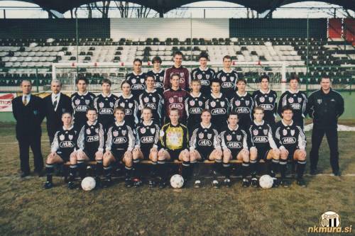 NK Mura U19. Državni mladinski prvaki in pokalni podprvaki v sezoni 1999/00. Zgornja vrsta: Mitja Mörec, Izidor Sabotin, Aleš Luk, Iztok Kerčmar in Dejan Šnurer. Srednja vrsta: Slobodan Đurić (trener), Dušan Faršang (tehnični vodja), Boštjan Puhar, Tomaž Celcar, Alan Šoštarič, Mihael Ivanič, Matjaž Vugrinec, Kristjan Šadl, Iztok Frajman, Aleš Šajt, Boštjan Bačič, Štefan Horvat, Kristjan Benčina (kondicijski trener). Spodnja vrsta: Darko Tratnjek, Simon Cotter, Leon Bači, Darjan Slavic, Jožek Špilak, Denis Žilavec, Igor Preininger, Daniel Faršang in Ludvik Časar.
