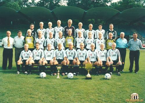 Državni mladinski prvaki in pokalni podprvaki v sezoni 1999/00. Ekipa se je v zimskem premoru dogovorila, da si pobarvajo lase v primeru osvojitve naslova prvaka. Zgornja vrsta: Marjan Matjašec (ekonom), Mihael Ivanič, Izidor Sabotin, Iztok Kerčmar, Aleš Luk, Dejan Šnurer, Mitja Mörec, Boštjan Bačič, Kristijan Benčina (kondicijski trener). Srednja vrsta: Slobodan Đurić (trener), Slavko Osterc (blagajnik), Tomaž Pleteršnik, Uroš Bezjak, Denis Žilavec, Aleš Šajt, Matjaž Vugrinec, Štefan Horvat, Daniel Faršang, Tomaž Celcar, Jožek Špilak, Dušan Faršang (tehnični vodja), Tugomir Frajman (predsednik kluba). Spodnja vrsta: Darko Tratnjek, Alan Šoštarič, Igor Preininger, Roman Gostan, Ludvik Časar, Leon Bači, Kristjan Šadl, Darjan Slavic, Simon Cotter.