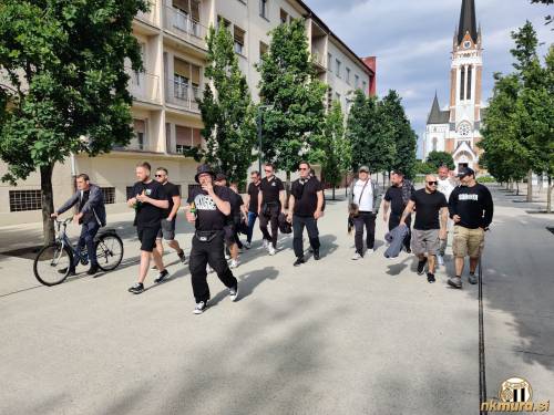 Stara Banda na poti na tekmo. Stara Banda na poti na tekmo.