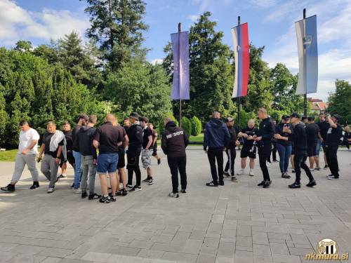 Zbor na ploščadi pred soboškim gradom. Zbor na ploščadi pred soboškim gradom.