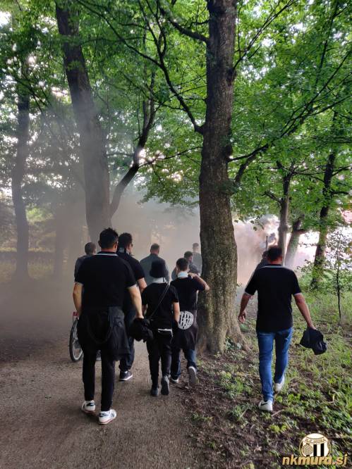 Skozi park proti stadionu. Skozi park proti stadionu.