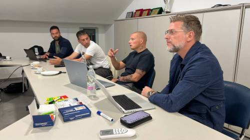 Od leve: Srđan Bugarski (pomočnik trenerja), Ivan Kurtušić (trener), John Prince (Blackburn Rovers) in Knut Schulz (športni direktor Mure). Od leve: Srđan Bugarski (pomočnik trenerja), Ivan Kurtušić (trener), John Prince (Blackburn Rovers) in Knut Schulz (športni direktor Mure).