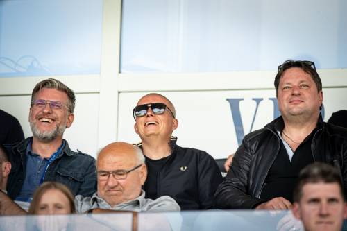 Knut Schulz, John Prince in Robert Kuzmič na tekmi Mura : Koper (25. maj 2025). Knut Schulz, John Prince in Robert Kuzmič na tekmi Mura : Koper (25. maj 2025).