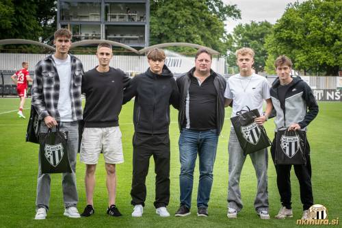 Stojijo od leve: Bine Anželj, Oliver Ignjič, Anej Roman Leljak, Robert Kuzmič (predsednik), Nej Rabič in Jan Krajnc.