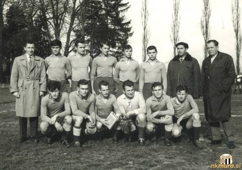 Drugo moštvo Mure v začetku šestdesetih letih. Ivan Maučec čepi drugi z desne.