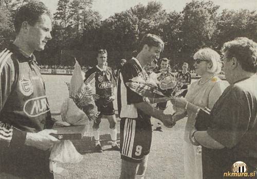 Športno uredništvo Vestnika je je na tekmi med Potrošnikom in Muro sedmič razglasilo najboljšega pomurskega nogometaša in strelca v prvi državni ligi za sezono 1997/98. Za najboljšega nogometaša je bil izbran Dejan Nemec, za najboljšega strelca pa Štefan Škaper. Priznanje sza podelila Irma Benko (direktorica Podjetja za informiranje) in športni urednik Vestnika Feri Maučec. Športno uredništvo Vestnika je je na tekmi med Potrošnikom in Muro sedmič razglasilo najboljšega pomurskega nogometaša in strelca v prvi državni ligi za sezono 1997/98. Za najboljšega nogometaša je bil izbran Dejan Nemec, za najboljšega strelca pa Štefan Škaper. Priznanje sza podelila Irma Benko (direktorica Podjetja za informiranje) in športni urednik Vestnika Feri Maučec.