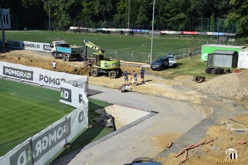 Gradnja tribune. Z rdečimi črtami so označene meje tribune. Gradnja tribune. Z rdečimi črtami so označene meje tribune.