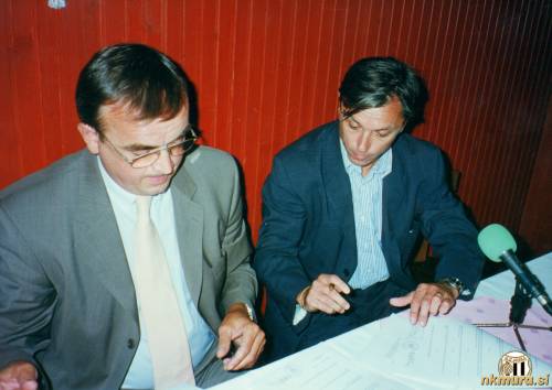 Predsednik Milan Mitja Mörec in Zlatko Kranjčar, ki podpisuje pogodbo z Muro. Predsednik Milan Mitja Mörec in Zlatko Kranjčar, ki podpisuje pogodbo z Muro.