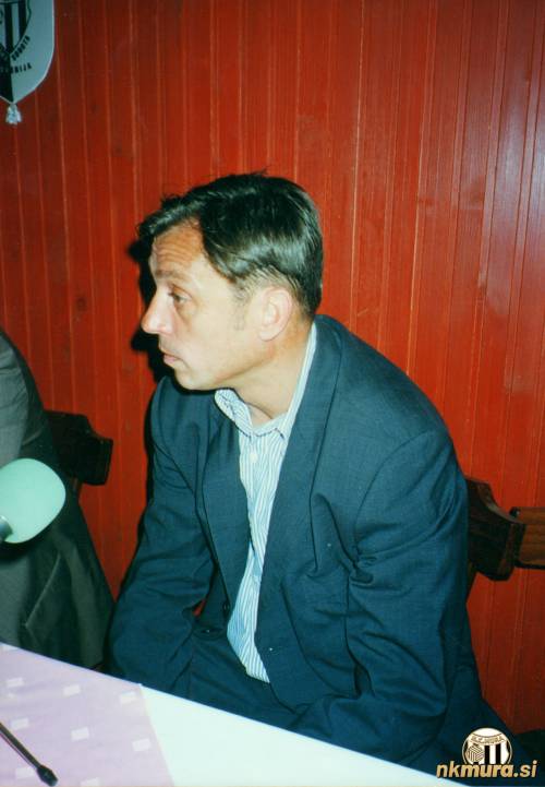 Zlatko Kranjčar na novinarski konferenci ob podpisu pogodbe. Zlatko Kranjčar na novinarski konferenci ob podpisu pogodbe.