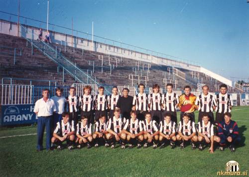 ZTE : Mura na stadionu v Zalaegerszegu. Fotografija je nastala 22. julija 1995. Stojijo od leve: Zlatko Tkalčec (tehnični dir.), Mirko Škalič (pomočnik trenerja), Belec, Cifer, Rous, Poljšak, Marin Kovačić (trener), Bloudek, Kardoš, Alihodžić, Černjavič, Bakula, Breznik. Čepijo: Stampfer, Krančič, A. Baranja, Khlebaline, Ošlaj, Kmetec, Brezić, Kokol, Gajser in Nemec. ZTE : Mura na stadionu v Zalaegerszegu. Fotografija je nastala 22. julija 1995. Stojijo od leve: Zlatko Tkalčec (tehnični dir.), Mirko Škalič (pomočnik trenerja), Belec, Cifer, Rous, Poljšak, Marin Kovačić (trener), Bloudek, Kardoš, Alihodžić, Černjavič, Bakula, Breznik. Čepijo: Stampfer, Krančič, A. Baranja, Khlebaline, Ošlaj, Kmetec, Brezić, Kokol, Gajser in Nemec.