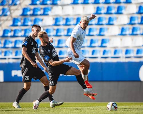 Borna Proleta in Florian Hofer skušata zaustaviti igralca ZTE-ja. Borna Proleta in Florian Hofer skušata zaustaviti igralca ZTE-ja.