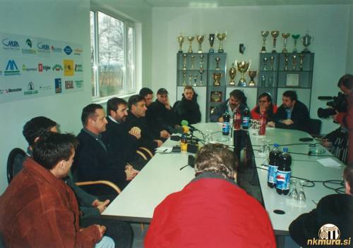 Novinarska konferenca ob predstavitvi Luke Bonačića. V sredini (tretji z leve) je predsednik Tugomir FRajman, zraven njega je član UO Geza Farkaš, sledi pa Luka Bonačić. Novinarska konferenca je potekala v klubskih prostorih na glavni tribuni. Novinarska konferenca ob predstavitvi Luke Bonačića. V sredini (tretji z leve) je predsednik Tugomir FRajman, zraven njega je član UO Geza Farkaš, sledi pa Luka Bonačić. Novinarska konferenca je potekala v klubskih prostorih na glavni tribuni.