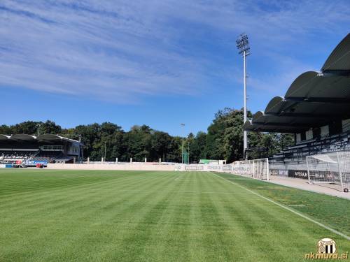 Pogled na nastajajočo severozahodno tribuno.