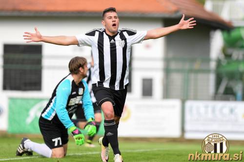 Amadej Maroša se veseli zadetka na tekmi Mura : Beltinci (15. april 2017).