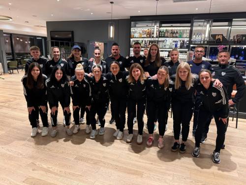 Nogometašice Mure None s predstavnikom ženskega nogometnega kluba Al-Ula. Nogometašice Mure None s predstavnikom ženskega nogometnega kluba Al-Ula.