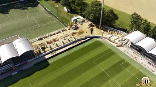 Gradnja tribune z zraka. Gradnja tribune z zraka.