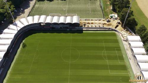 Gradnja tribune z zraka. Gradnja tribune z zraka.