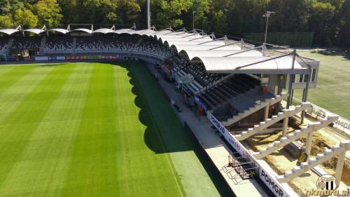 Gradnja tribune z zraka. Gradnja tribune z zraka.