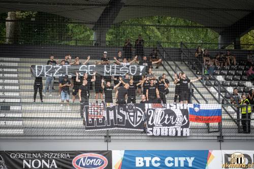 Black Gringosi so bili na tekmi proti Aluminiju (2. avgust 2025) prvič locirani na koncu južne tribune na sektorju A.