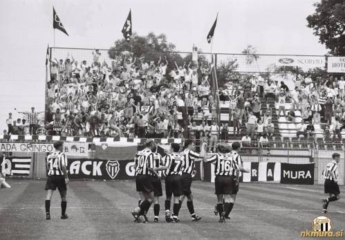 Black Gringosi na severni tribuni na evropski tekmi Mure proti Bečeju.