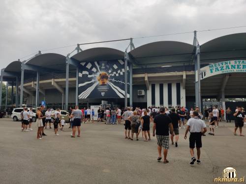 Pred glavnim vhodom na stadion. Pred glavnim vhodom na stadion.