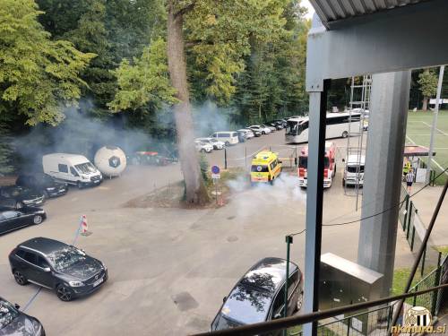 Pred pričetkom tekme so Gringosi v zrak spustili nekaj pirotehnike. Pred pričetkom tekme so Gringosi v zrak spustili nekaj pirotehnike.