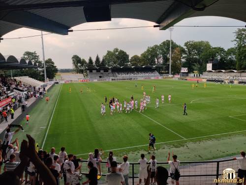 Igralci so ob koncu pozdravili navijače. Severna tribuna je bila zaprta. Igralci so ob koncu pozdravili navijače. Severna tribuna je bila zaprta.