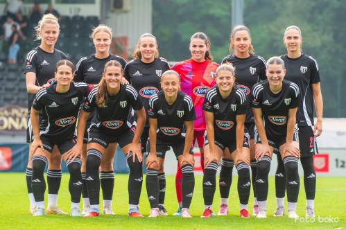 Začetna enajsterica Mure None proti Olimpiji. Stojijo od leve: Vindišar, Dolinar, Paneska, Nemet, L. Kos, Olszewska. Čepijo: Kolbl, Milović, Malakhova, Rakovec in Dasović Ravnik.