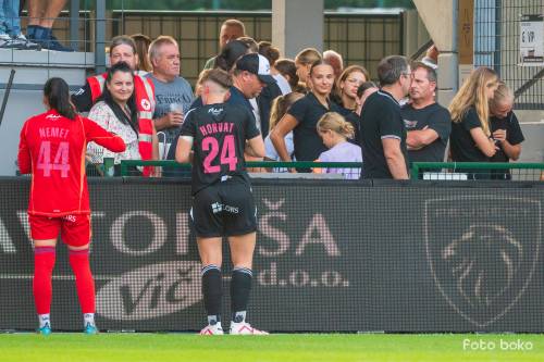 Sara Nemet in Ema Horvat pozdravljata navijače.