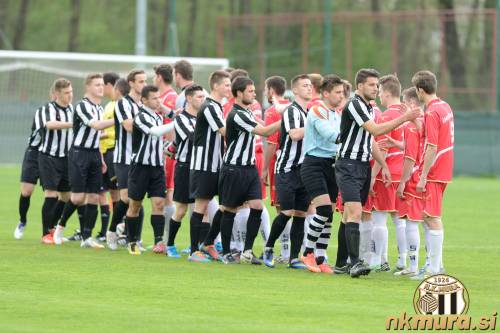 Prizor s tekme med Bakovci in Muro iz leta 2015. Tekma je bila odigrana 18. aprila 2015 v 18. krogu 3. SNL. Prizor s tekme med Bakovci in Muro iz leta 2015. Tekma je bila odigrana 18. aprila 2015 v 18. krogu 3. SNL.