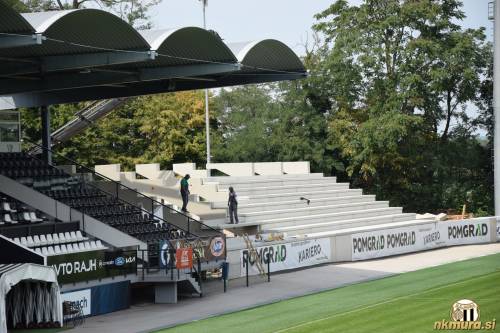 Severozahodna tribuna počasi dobiva podobo. Severozahodna tribuna počasi dobiva podobo.
