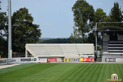 Severozahodna tribuna počasi dobiva podobo. Severozahodna tribuna počasi dobiva podobo.
