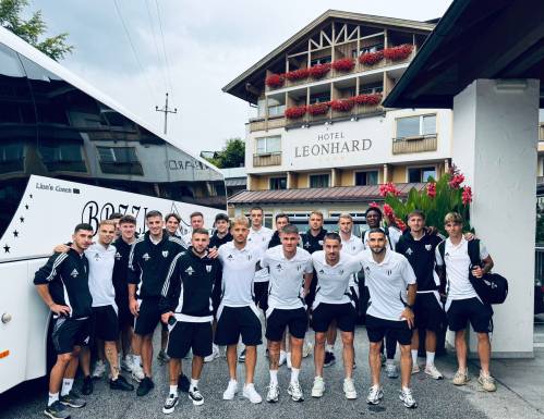 Nogometaši Mure pred hotelom Leonard v Leogangu. Nogometaši Mure pred hotelom Leonard v Leogangu.