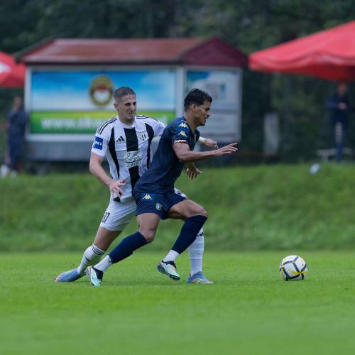 Uttrinek s tekme med Al-Ulo in Muro. Marko Mrvaljević skuša zaustaviti igralca Al-Ule. Uttrinek s tekme med Al-Ulo in Muro. Marko Mrvaljević skuša zaustaviti igralca Al-Ule.