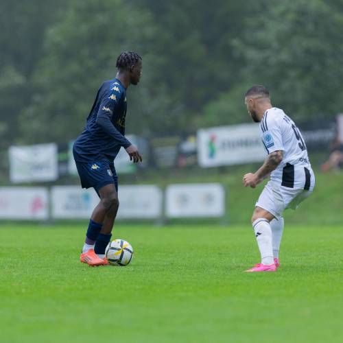 Roman Pasevich v dvoboju z igralcem Al-Ule. Roman Pasevich v dvoboju z igralcem Al-Ule.