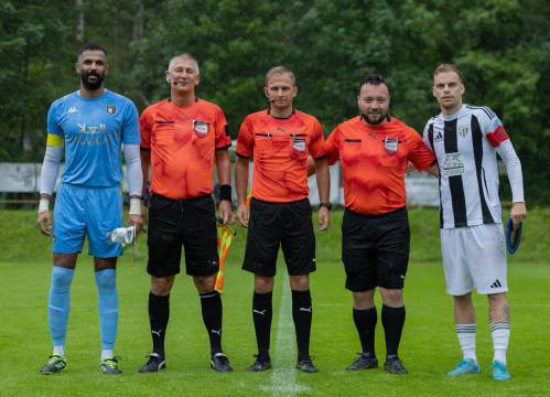 Kapetana s sodniško trojko. Skrajno desno je Aljaž Antolin. Tekma je potekala v deževnem vremenu. Kapetana s sodniško trojko. Skrajno desno je Aljaž Antolin. Tekma je potekala v deževnem vremenu.
