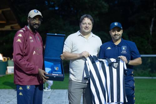 Pred pričetkom tekme sta si kluba izmenjala spominski darili. Na sredini je predsednik Mure Robert Kuzmič. Pred pričetkom tekme sta si kluba izmenjala spominski darili. Na sredini je predsednik Mure Robert Kuzmič.