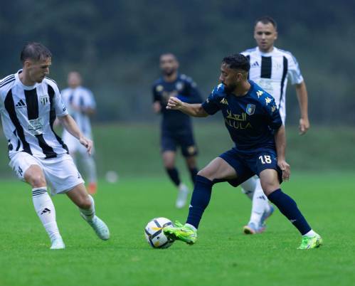 Utrinek z drugega polčasa. Edvin Krupić v dvoboju z igralcem Al-Ule. V ozadju akcijo spremlja Robert Murić. Utrinek z drugega polčasa. Edvin Krupić v dvoboju z igralcem Al-Ule. V ozadju akcijo spremlja Robert Murić.