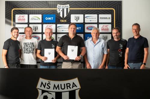 Skupinska fotografija po podpisu sodelovanja. Od leve: Tadej Apatič (športni direktor ND Beltinci), Marian Sluka (vodja nogometne šole Mura), Uroš Tratnjek (generalni sponzor NŠ Aluvar Beltinci) Robert Kuzmič (predsednik Mure), Janez Breznik (predsednik Beltinec), Danijel Brezič (vodja šole Beltinec), Aleš Kegelj (poslovni direktor Mure). Skupinska fotografija po podpisu sodelovanja. Od leve: Tadej Apatič (športni direktor ND Beltinci), Marian Sluka (vodja nogometne šole Mura), Uroš Tratnjek (generalni sponzor NŠ Aluvar Beltinci) Robert Kuzmič (predsednik Mure), Janez Breznik (predsednik Beltinec), Danijel Brezič (vodja šole Beltinec), Aleš Kegelj (poslovni direktor Mure).