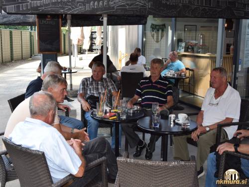 Obujanje spominov v baru na Fazaneriji.
