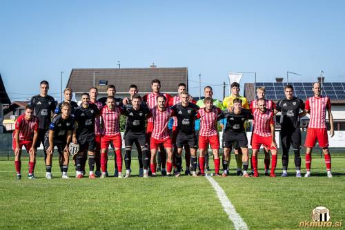 Skupinska fotografija pred tekmo. Zgornja vrsta: Borna Proleta, Aljaž Antolin, Matjaž Vöröš, Nejc Ajhmajer, Alen Korošec, Alex Kodba, David Gjergjek, Nejc Flegar, Nejc Dermastija, Tilen Tomaž Pajnhart, Marko Mrvaljević in Denis Karoli. Spodnja vrsta: Blaž Vereš, Niko Kasalo, Nino Kouter (C), Sašo Radulovič, Žan Flis, Blaž Balažic, Raphael Hofer, Samo Vogrinčič (C), Jaka Domjan in Marko Lapoši. Skupinska fotografija pred tekmo. Zgornja vrsta: Borna Proleta, Aljaž Antolin, Matjaž Vöröš, Nejc Ajhmajer, Alen Korošec, Alex Kodba, David Gjergjek, Nejc Flegar, Nejc Dermastija, Tilen Tomaž Pajnhart, Marko Mrvaljević in Denis Karoli. Spodnja vrsta: Blaž Vereš, Niko Kasalo, Nino Kouter (C), Sašo Radulovič, Žan Flis, Blaž Balažic, Raphael Hofer, Samo Vogrinčič (C), Jaka Domjan in Marko Lapoši.