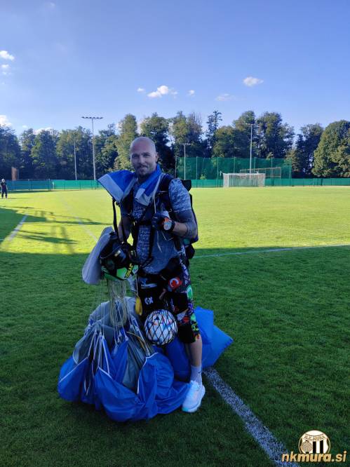 Denis Žilavec je pred pričetkom tekme skočil s padalom in prinesel žogo s katero so igrali tekmo. Denis Žilavec je pred pričetkom tekme skočil s padalom in prinesel žogo s katero so igrali tekmo.
