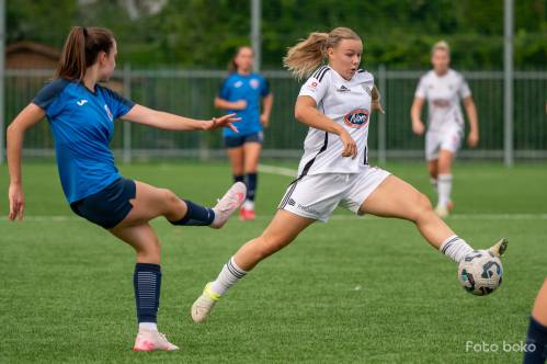 Noelle Vilčnik v dvoboju z igralko Ljubljane. Noelle Vilčnik v dvoboju z igralko Ljubljane.