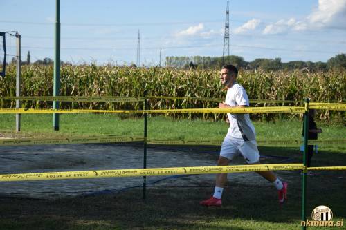 Nino Kouter odhaja z ogrevanja.