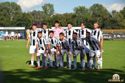 Muraši pred pričetkom tekme. Stojijo od leve: Domjan, Mrvaljevič, Antonič, Flis, Turudija, Hofer. Čepijo: Pasevich, Svjetlanović, Kasalo, Krupić in Kouter.