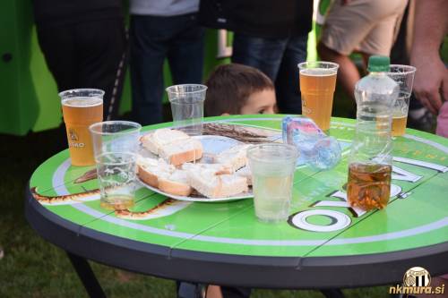 Pijača + zobl pa lük.